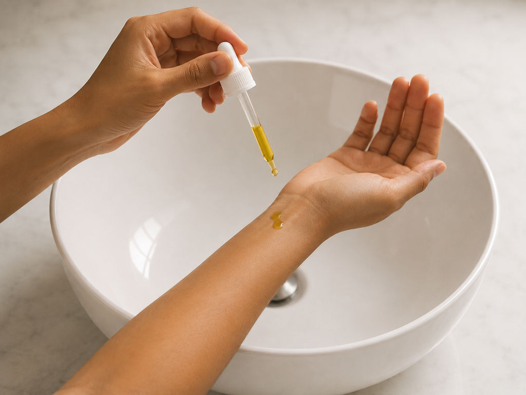 Application de l'huile de nigelle M&J à la pipette sur le poignet