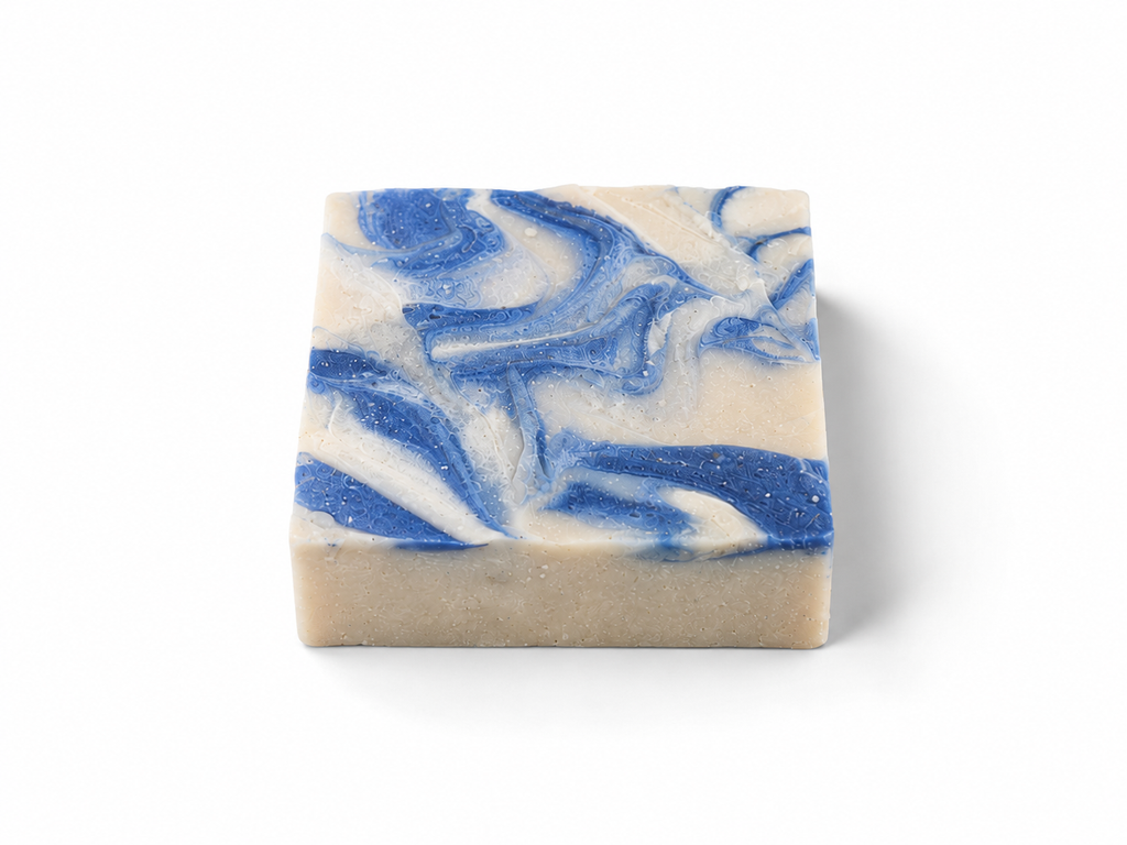 Savon à l'huile d'olive lavande M&J, marbrage bleu, sur fond blanc
