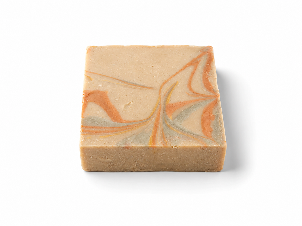 Savon à l'huile d'olive patchouli M&J, marbrage orange, sur fond blanc
